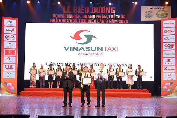 Vinasun taxi won the top 10 most trusted enterprises in vietnam 2022